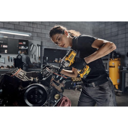 Dewalt XR DCF892P2T Cordless Impact Wrench (18 V, ½ Inch External Square Socket with Ball Locking, 813 Nm Tightening Torque, Includes 2 x 18 V/5.0 Ah Batteries, Charger, Metal Belt Hook & T-STAK Box)